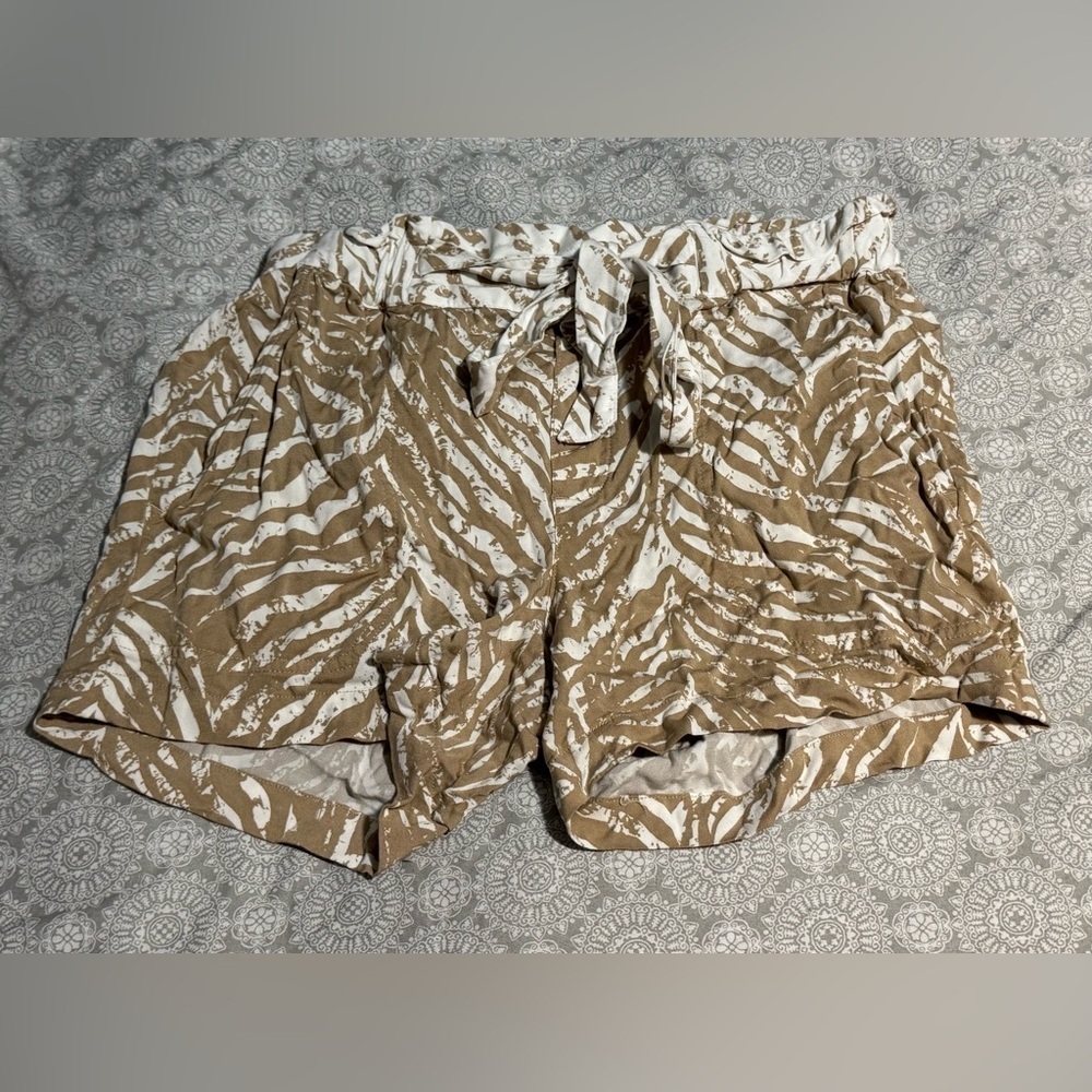 Liverpool Shorts Women's Size Small Tan & White Casual Elastic Waist Shorts S